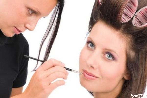 冬天化妝需要定妝嗎 冬季定妝小技巧 冬天化妝需要定妝嗎 冬季定妝小技巧