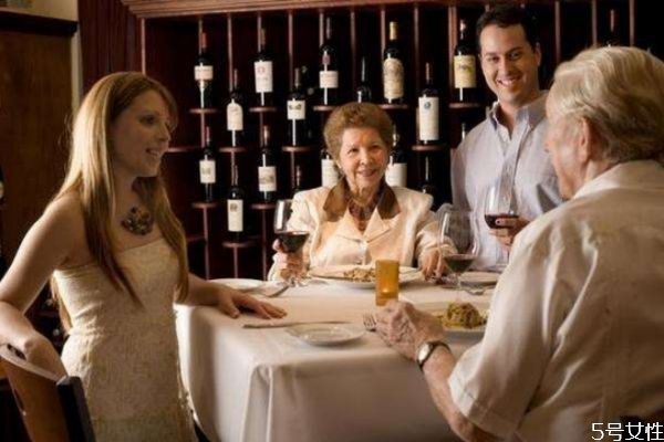 第一次見女朋友父母怎么聊天 初次見女方父母聊什么 第一次見女朋友父母怎么聊天 初次見女方父母聊什么