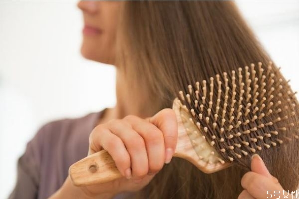 經(jīng)常梳頭能改善發(fā)質(zhì)嗎 經(jīng)常梳頭都有哪些好處 經(jīng)常梳頭能改善發(fā)質(zhì)嗎 經(jīng)常梳頭都有哪些好處