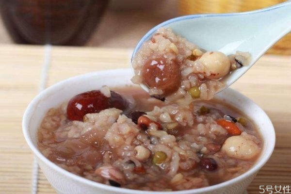 八寶粥為什么叫八寶粥呢 八寶粥的營(yíng)養(yǎng)價(jià)值有什么呢 八寶粥為什么叫八寶粥呢 八寶粥的營(yíng)養(yǎng)價(jià)值有什么呢