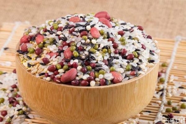 八寶粥為什么叫八寶粥呢 八寶粥的營(yíng)養(yǎng)價(jià)值有什么呢 八寶粥為什么叫八寶粥呢 八寶粥的營(yíng)養(yǎng)價(jià)值有什么呢