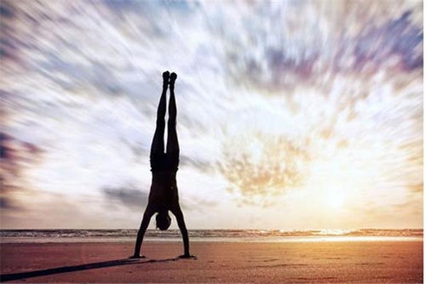 瑜伽倒立怎么練 練瑜伽多久才能倒立 瑜伽倒立怎么練 練瑜伽多久才能倒立