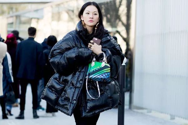 羽絨服應(yīng)該怎么曬 羽絨服可以暴曬嗎 羽絨服應(yīng)該怎么曬 羽絨服可以暴曬嗎