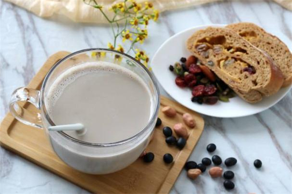 黑豆?jié){可以天天喝嗎 黑豆?jié){備孕什么時候喝最好 黑豆?jié){可以天天喝嗎 黑豆?jié){備孕什么時候喝最好