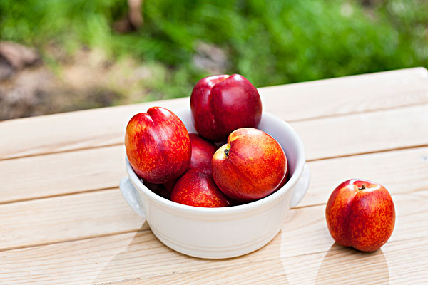 油桃空腹可以吃嗎 吃油桃要剝皮嗎 油桃空腹可以吃嗎 吃油桃要剝皮嗎