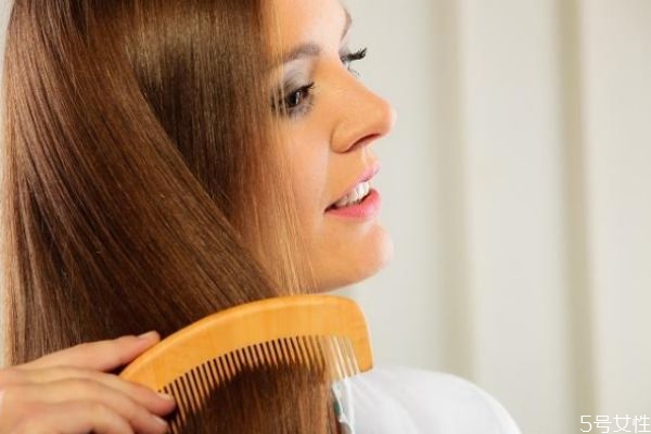 經(jīng)常梳頭能改善發(fā)質(zhì)嗎 經(jīng)常梳頭都有哪些好處 經(jīng)常梳頭能改善發(fā)質(zhì)嗎 經(jīng)常梳頭都有哪些好處