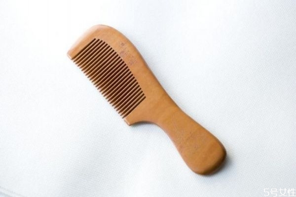 哪種梳子對(duì)頭發(fā)好 買梳子要注意什么 哪種梳子對(duì)頭發(fā)好 買梳子要注意什么