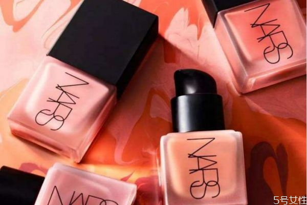 腮紅液和腮紅膏哪個(gè)好用 腮紅液前要用散粉嗎 腮紅液和腮紅膏哪個(gè)好用 腮紅液前要用散粉嗎