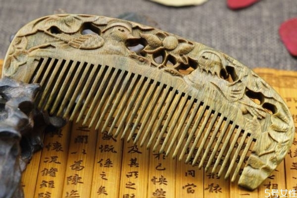 哪種梳子對(duì)頭發(fā)好 買梳子要注意什么 哪種梳子對(duì)頭發(fā)好 買梳子要注意什么