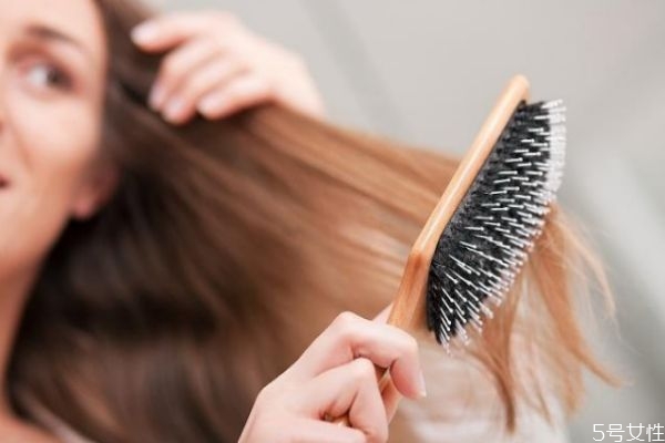 經(jīng)常梳頭能改善發(fā)質(zhì)嗎 經(jīng)常梳頭都有哪些好處 經(jīng)常梳頭能改善發(fā)質(zhì)嗎 經(jīng)常梳頭都有哪些好處