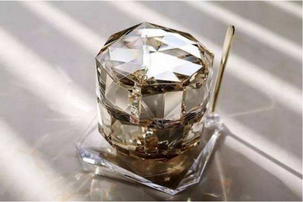 眼霜可以當唇膏用嗎 眼霜涂嘴唇有什么好處