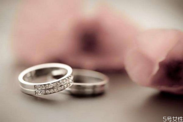結(jié)婚戒指平時(shí)要戴嗎 結(jié)婚戒指怎么戴 結(jié)婚戒指平時(shí)要戴嗎 結(jié)婚戒指怎么戴