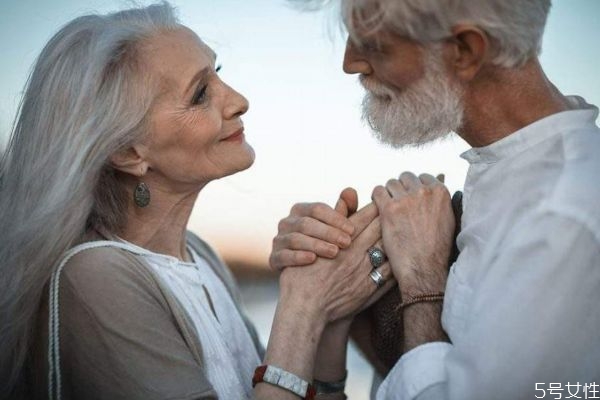 你是否嫁給了最初的那個(gè)人呢 你后悔過(guò)嗎 你是否嫁給了最初的那個(gè)人呢 你后悔過(guò)嗎