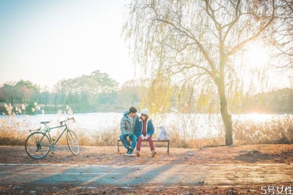 女朋友不粘人的正常嗎 不粘人的女朋友能要嗎 女朋友不粘人的正常嗎 不粘人的女朋友能要嗎
