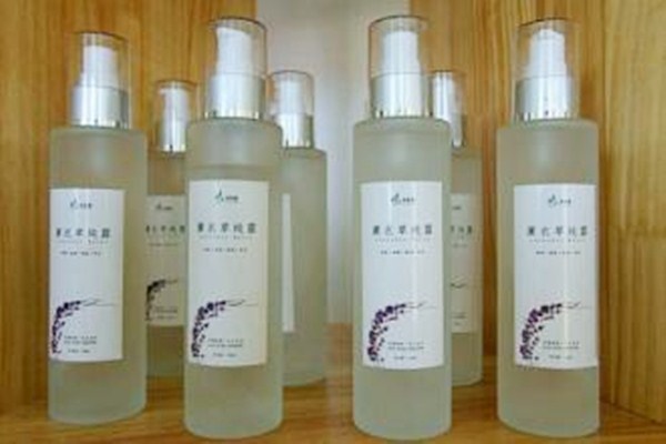 純露有什么用 用了純露還用爽膚水嗎 純露有什么用 用了純露還用爽膚水嗎