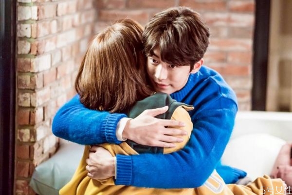 怎么看男人是不是在玩你 男生曖昧和真心的區(qū)別 怎么看男人是不是在玩你 男生曖昧和真心的區(qū)別