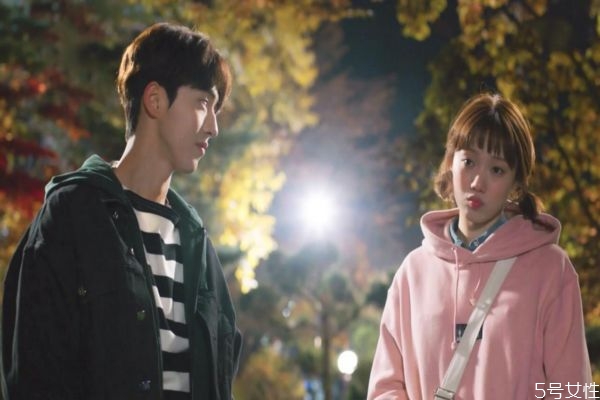 剛認(rèn)識(shí)的情侶怎么聊天 剛戀愛(ài)的情侶聊天話題 剛認(rèn)識(shí)的情侶怎么聊天 剛戀愛(ài)的情侶聊天話題