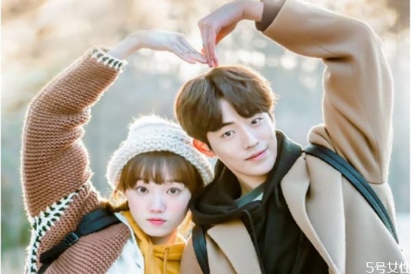 女朋友不粘人的正常嗎 不粘人的女朋友能要嗎 女朋友不粘人的正常嗎 不粘人的女朋友能要嗎