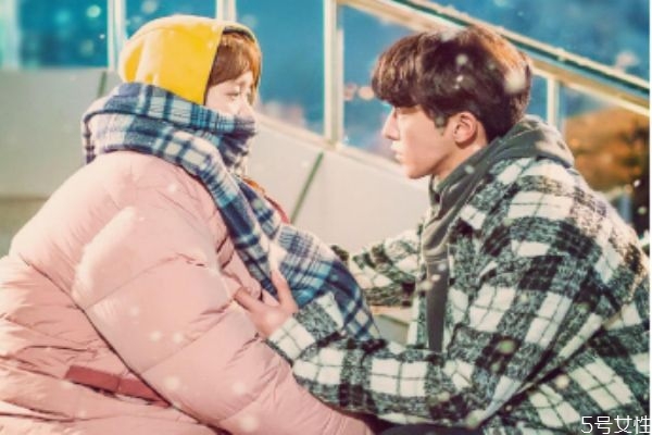 剛認(rèn)識(shí)的情侶怎么聊天 剛戀愛(ài)的情侶聊天話題 剛認(rèn)識(shí)的情侶怎么聊天 剛戀愛(ài)的情侶聊天話題