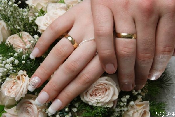 結(jié)婚是否應(yīng)該在有房有車(chē)的前提下呢 結(jié)婚是否應(yīng)該在有房有車(chē)的前提下呢