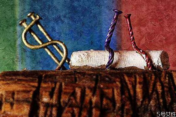 愛(ài)情的前提是金錢(qián)嗎 金錢(qián)堆積的婚姻牢固嗎 愛(ài)情的前提是金錢(qián)嗎 金錢(qián)堆積的婚姻牢固嗎