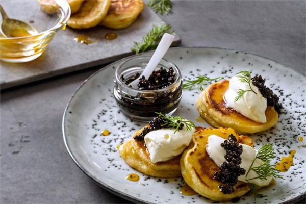 吃魚(yú)子醬配什么酒 魚(yú)子醬配什么吃最好 吃魚(yú)子醬配什么酒 魚(yú)子醬配什么吃最好