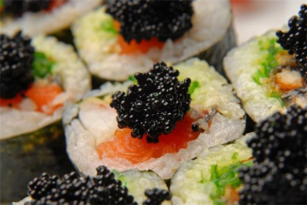 吃魚(yú)子醬配什么酒 魚(yú)子醬配什么吃最好 吃魚(yú)子醬配什么酒 魚(yú)子醬配什么吃最好