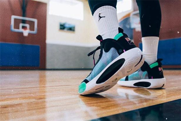 aj34和威少2哪個(gè)好 aj34和威少2實(shí)戰(zhàn)對(duì)比測評(píng)