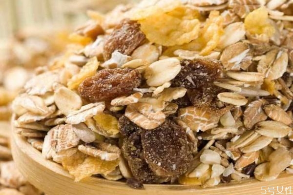 燕麥片有什么營養(yǎng)價(jià)值呢 吃燕麥片可以減肥嗎 燕麥片有什么營養(yǎng)價(jià)值呢 吃燕麥片可以減肥嗎