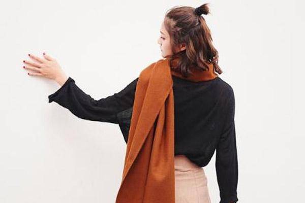 皮膚黃適合什么顏色圍巾呢 什么顏色的圍巾好看 皮膚黃適合什么顏色圍巾呢 什么顏色的圍巾好看