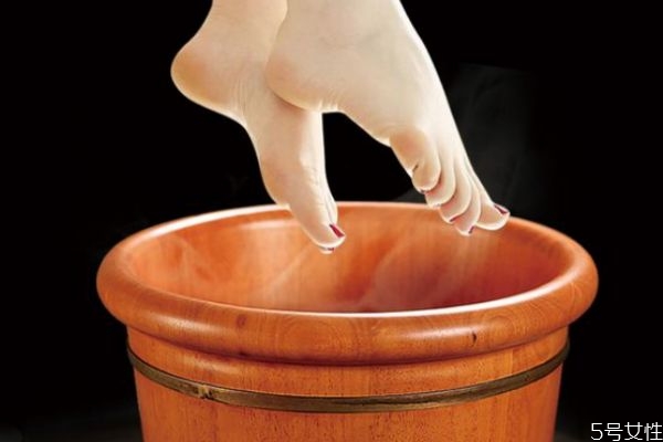 泡腳應(yīng)該用多少度的熱水呢 泡腳最多可以泡多久呢 泡腳應(yīng)該用多少度的熱水呢 泡腳最多可以泡多久呢
