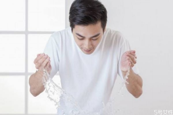 男人如何正確使用面膜 男士敷面膜的最佳時間 男人如何正確使用面膜 男士敷面膜的最佳時間