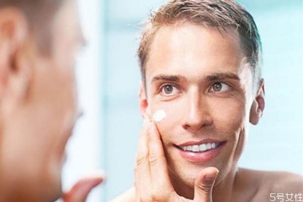 男人如何正確使用面膜 男士敷面膜的最佳時間 男人如何正確使用面膜 男士敷面膜的最佳時間