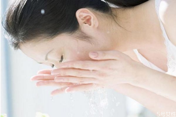 用什么牙膏洗臉最好 牙膏洗臉一周幾次合適 用什么牙膏洗臉最好 牙膏洗臉一周幾次合適