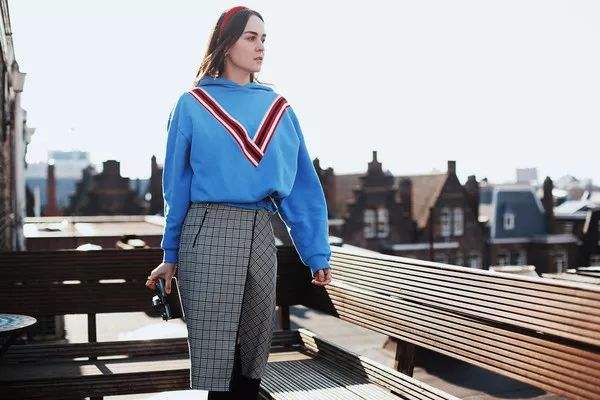 紫色衛(wèi)衣配什么褲子好看 藍色衛(wèi)衣搭配什么下身好看 紫色衛(wèi)衣配什么褲子好看 藍色衛(wèi)衣搭配什么下身好看