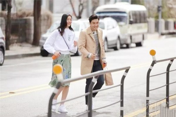 白色衛(wèi)衣怎么搭配好看 黑色衛(wèi)衣配什么褲子腿細