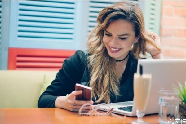 在咖啡館怎么成功搭訕美女 看見心動異性如何搭訕 在咖啡館怎么成功搭訕美女 看見心動異性如何搭訕