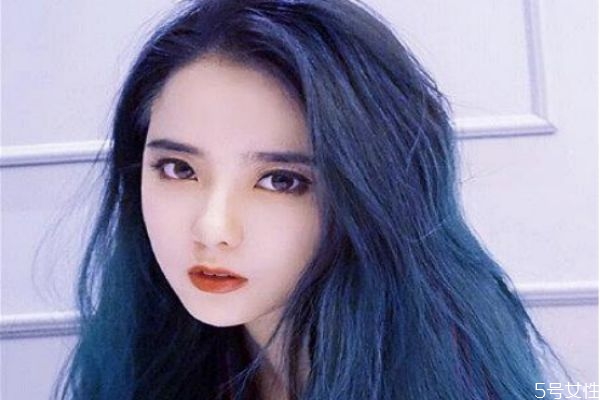 什么膚色的人適合染藍(lán)色頭發(fā) 染藍(lán)色頭發(fā)怎么染好看 什么膚色的人適合染藍(lán)色頭發(fā) 染藍(lán)色頭發(fā)怎么染好看