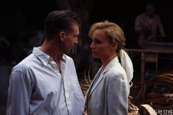 偶遇前任你應(yīng)該怎么辦呢 應(yīng)該和前任應(yīng)該保持距離嗎 偶遇前任你應(yīng)該怎么辦呢 應(yīng)該和前任應(yīng)該保持距離嗎