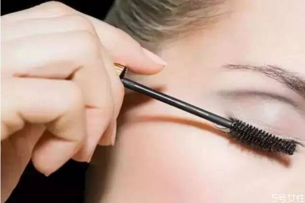 嫁接睫毛后能畫(huà)眼線嗎 嫁接了睫毛能畫(huà)眼妝嗎 嫁接睫毛后能畫(huà)眼線嗎 嫁接了睫毛能畫(huà)眼妝嗎