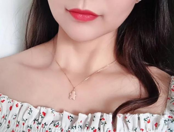 項(xiàng)鏈帶到什么位置合適 項(xiàng)鏈戴到哪里長(zhǎng)度剛好 項(xiàng)鏈帶到什么位置合適 項(xiàng)鏈戴到哪里長(zhǎng)度剛好