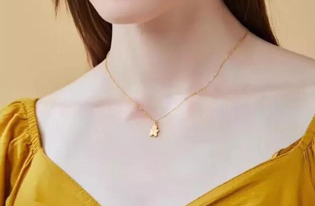 項(xiàng)鏈帶到什么位置合適 項(xiàng)鏈戴到哪里長(zhǎng)度剛好 項(xiàng)鏈帶到什么位置合適 項(xiàng)鏈戴到哪里長(zhǎng)度剛好