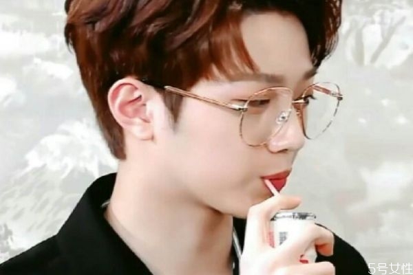 感覺男朋友不關(guān)心自己怎么辦 男人在乎一個女人的表現(xiàn)