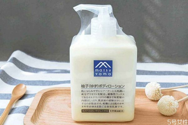 擦身體乳后背夠不到怎么辦 給后背擦身體乳的工具 擦身體乳后背夠不到怎么辦 給后背擦身體乳的工具