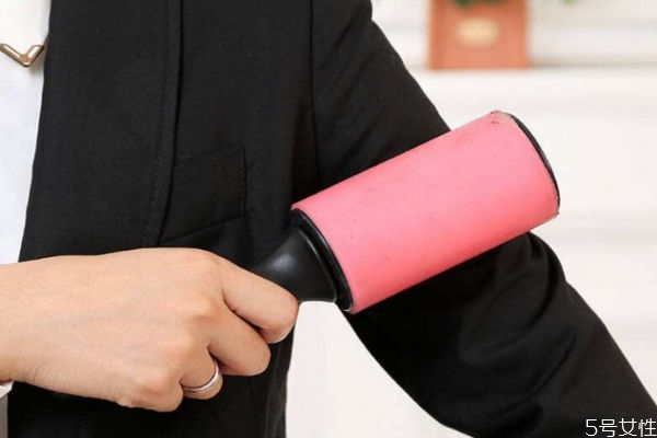 衣服為什么粘毛呢 衣服粘毛應(yīng)該怎么辦呢 衣服為什么粘毛呢 衣服粘毛應(yīng)該怎么辦呢