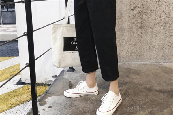 男生穿帆布鞋配什么褲子好看 男生帆布鞋穿搭圖片 男生穿帆布鞋配什么褲子好看 男生帆布鞋穿搭圖片