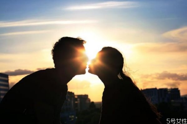 兩個(gè)人在一起為什么越來(lái)越像 情侶在一起久了會(huì)越來(lái)越像 兩個(gè)人在一起為什么越來(lái)越像 情侶在一起久了會(huì)越來(lái)越像