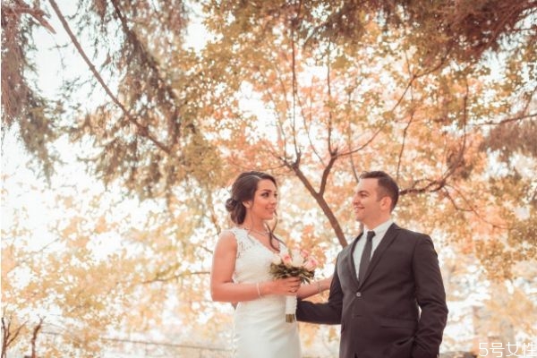 女人該選愛情還是物質(zhì) 愛情和面包哪個更重要 女人該選愛情還是物質(zhì) 愛情和面包哪個更重要