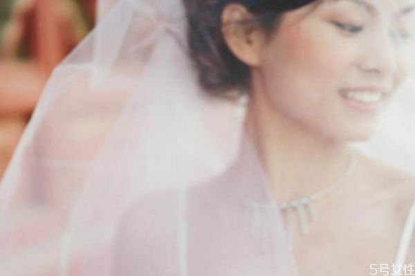 女人該選愛情還是物質(zhì) 愛情和面包哪個更重要 女人該選愛情還是物質(zhì) 愛情和面包哪個更重要