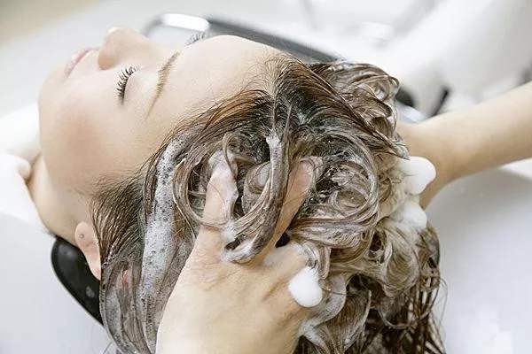 淘米水洗頭要用洗發(fā)水嗎 用淘米水洗頭多久見效 淘米水洗頭要用洗發(fā)水嗎 用淘米水洗頭多久見效